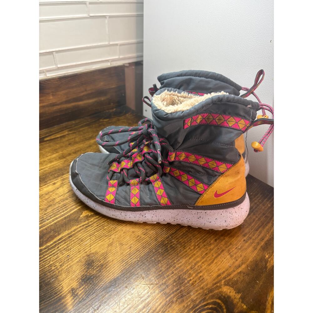 Nike Gray Boots Size 8.5‎